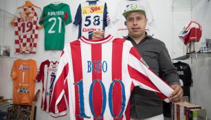 Bofo posa con una de sus camisetas de Chivas