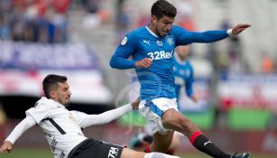 Eduardo Herrera pelea por el balón en un juego con Rangers