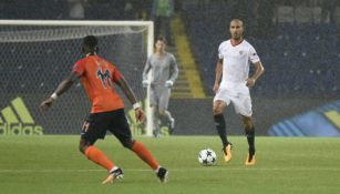 Pizarro conduce el balón en un juego de Champions