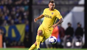 Edwin Cardona disputa un juego con Boca Juniors