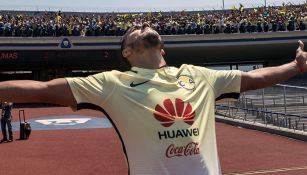 Cecilio Domínguez celebra un tanto en CU con la afición azulcrema