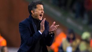 Juan Carlos Osorio aplaude en juego del Tri 