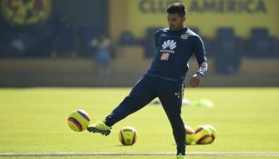 Silvio Romero controla el balón en una práctica de América en Coapa