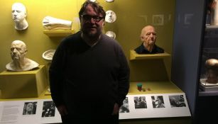 Guillermo del Toro posa para la foto en un museo 