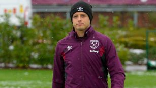 Chicharito, durante un entrenamiento con West Ham 