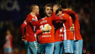 Juan Carlos Martín festeja con sus compañeros su gol de larga distancia