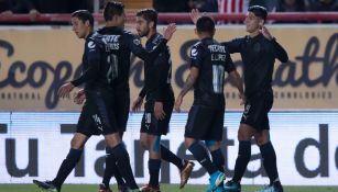 Jugadores de Chivas celebran el gol de Pulido