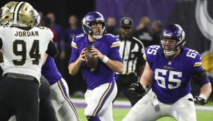 Keenum analiza los movimientos para lanzar un pase