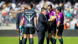 Miguel Herrera le reclama a los árbitros durante el partido en CU