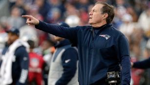 Belichick da instrucciones durante el juego contra los Jaguars