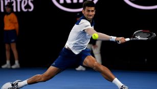 Novak Djokovic golpea la bola en el juego vs Hyeon Chun