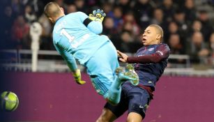 Momento en que Mbappé termina lesionado por el arquero del Lyon