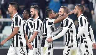 Jugadores de la Juventus celebran con Douglas Costa