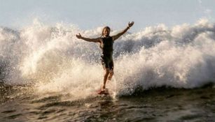 Hugo Vau surfeando las playas de Hawaii