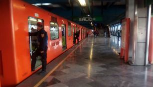 Elementos de seguridad revisan los vagones del Metro