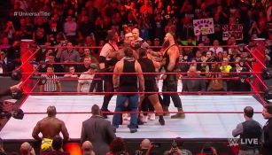 Braun Strowman, Kane  y Brock Lesnar en plena batalla
