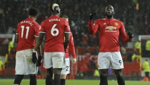 Romelu Lukaku festejan un gol con el Manchester United