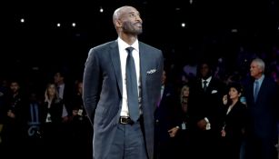 Kobe acude al retiro de sus números en la NBA