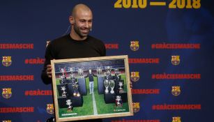 Mascherano posa con un cuadro de sus títulos con el Barça