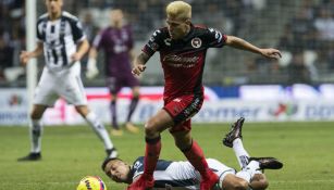 Iturbe conduce un balón en el partido contra Rayados 