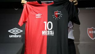 Newell's presenta playera para Lionel Messi