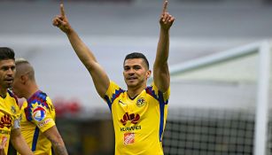 Henry Martín  festeja un gol con América 