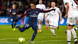Neymar se prepara para sacar un disparo