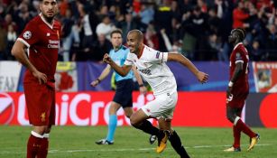 Pizarro celebra un gol con el Sevilla en Champions League