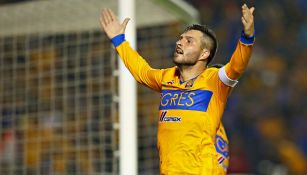 André-Pierre Gignac en festejo de gol frente al América