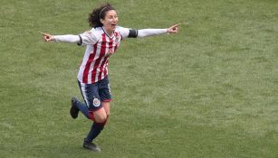 Tania Morales festeja una anotación con Chivas