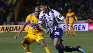 Víctor Guzmán pelea por el balón en el juego frente a Tigres