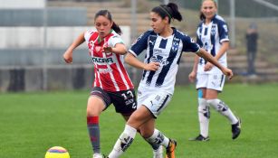 Mariana Cadena y Andrea Castellanos luchan por el balón