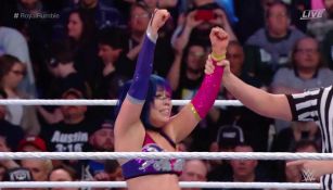 Asuka festeja después de ganar Royal Rumble