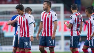 Jugadores de Chivas se lamentan en su estadio