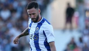 Miguel Layún durante un partido con el Porto