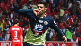 Chino Romero celebra un gol con América