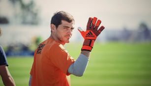 Iker Casillas saluda en un entrenamiento del Porto