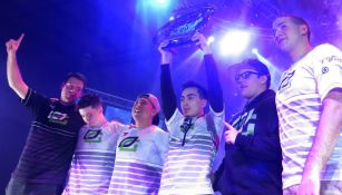 Los jugadores de OpTic Gaming levantan el trofeo de campeón