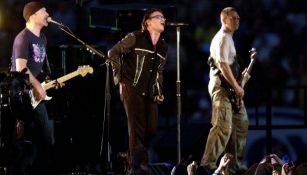 U2 entona una canción durante el Super Bowl XXXVI