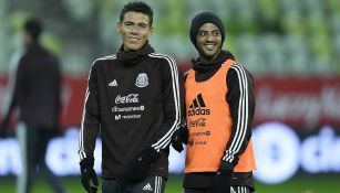 Héctor Moreno y Carlos Vela durante un entrenamiento con el Tri