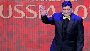 Maradona saluda durante el sorteo para Rusia 2018