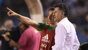 Guardado y Osorio platican durante un juego del Tri 
