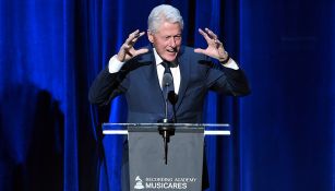 Bill Clinton da un discurso durante una ceremonia en Nueva York