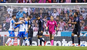 Jugadores de Puebla celebran una anotación