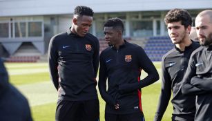 Dembélé platica con Mina en el entrenamiento 