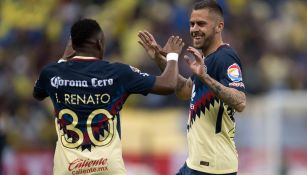 Ménez celebra con Ibarra tras anotarle gol a los Lobos