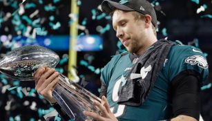 Foles observa el Vince Lombardi tras el Super Bowl LII