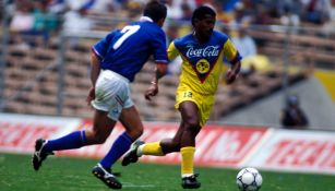 Negro enfrenta a un elemento celeste en la campaña 93-94