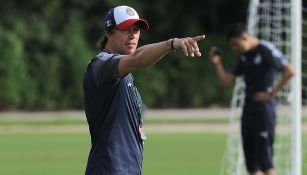 Almeyda da indicaciones en entrenamiento de Chivas 