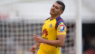 Henry se lamenta en una jugada en el Estadio Azteca